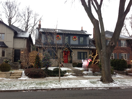 summerhill-toronto-christmas-fun-front-yard-for-canadian-tire-commercial-by-lawnsavers