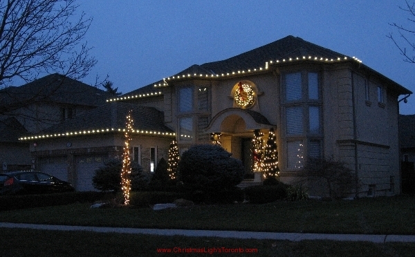woodbridge-house-decorated-by-lawnsavers-christmas-decorators